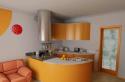 ميزات تصميم المطبخ البني البرتقالي